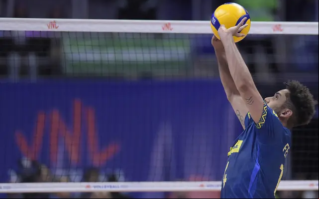 Cachopa durante levantamento em jogo entre Brasil e Cuba na VNL (Foto: Mauricio Val/FV Imagem/CBV)