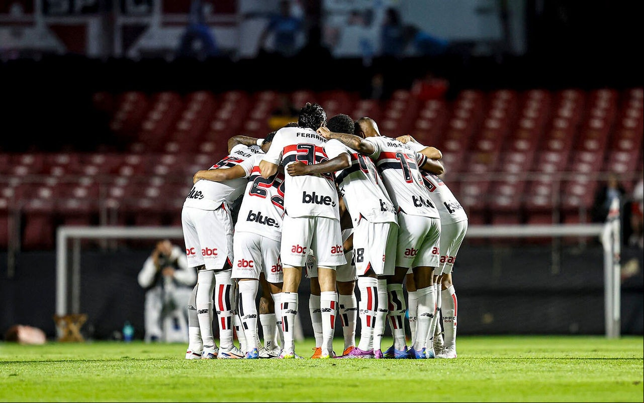 O elenco masculino do São Paulo está de folga neste sábado (Foto: Rubens Chiri e Paulo Pinto/SPFC)