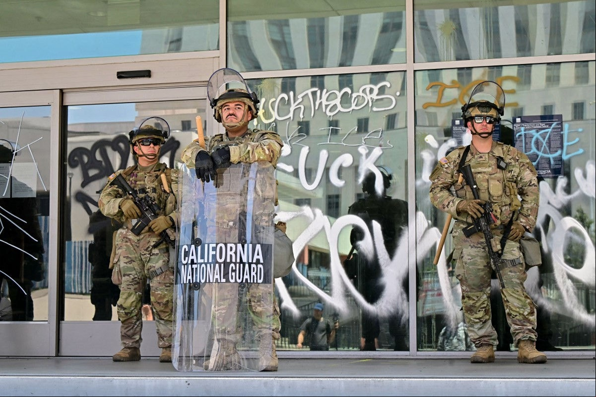 Membros da Guarda Nacional da Califórnia, federalizada unilateralmente pelo presidente Trump para proteger prédios públicos durante protestos em Los Angeles