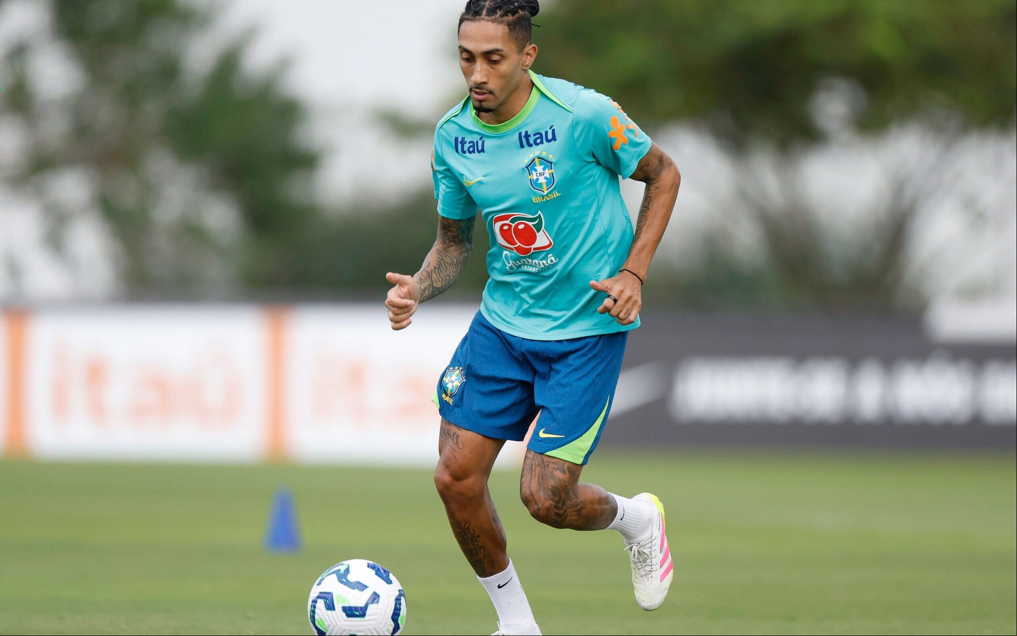 Raphinha vem tendo participação ativa nos gols da seleção nas Eliminatórias